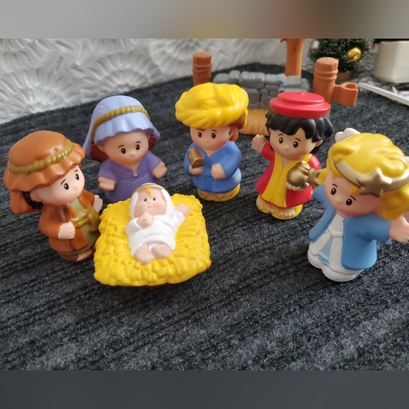 Fisher Price Little People Nativity Set 16pc with Stable - Picture 11 of 17